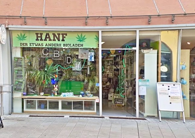 Blick von aussen auf den Hanfshop Steingasse in Augsburg