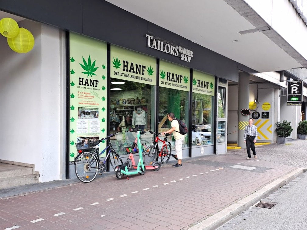 Blick von der Strasse auf den Hanfshop Augsburg Viktoriastraße im Helio Center