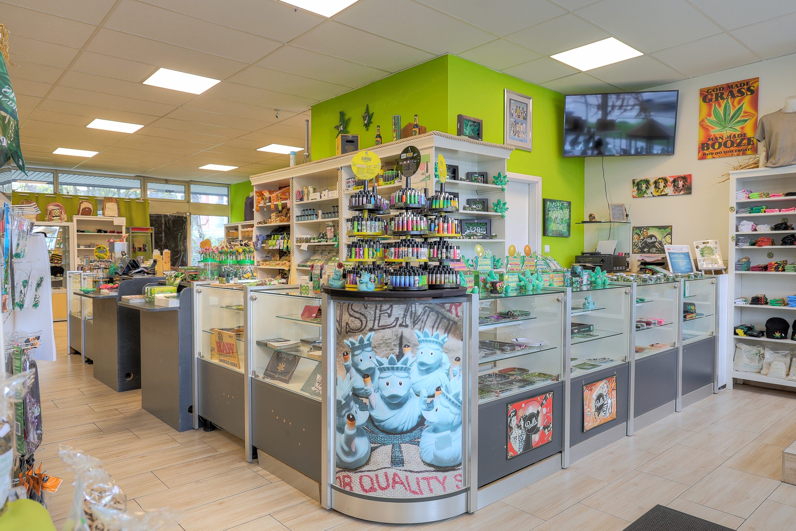 Blick auf die großzügige Verkaufstheke im Hanfladen Einsteinstraße München